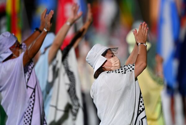 Волонтеры на торжественной церемонии закрытия XXXII летних Олимпийских игр в Токио. - Sputnik Латвия