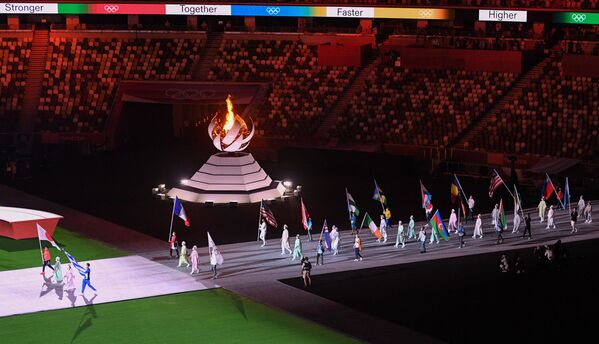 Парад атлетов на торжественной церемонии закрытия XXXII летних Олимпийских игр в Токио - Sputnik Латвия
