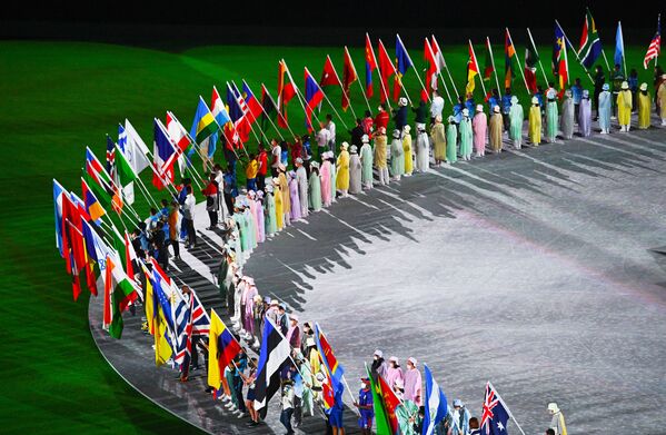 Парад атлетов на торжественной церемонии закрытия XXXII летних Олимпийских игр в Токио на Национальном олимпийском стадионе. - Sputnik Латвия