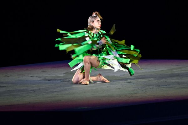 Японская танцовщица Аои Ямада выступает на торжественной церемонии закрытия XXXII летних Олимпийских игр в Токио. - Sputnik Латвия
