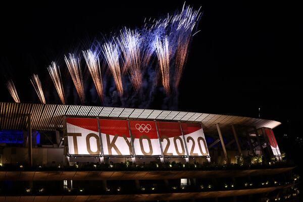 Грандиозный фейерверк церемонии закрытия Олимпийских игр в Токио.  - Sputnik Латвия