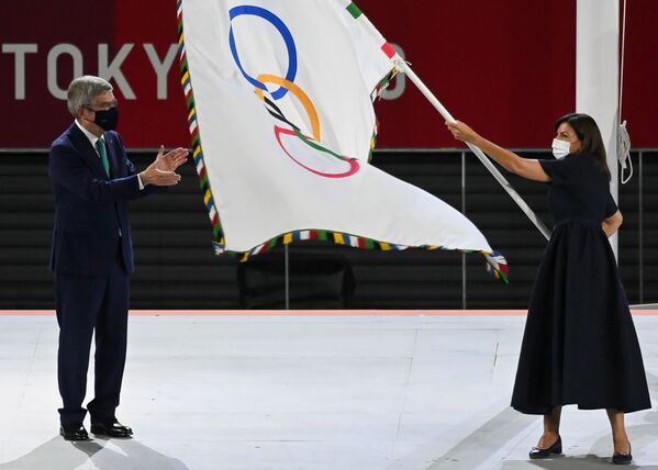 Президент МОК Томас Бах и мэр Парижа Анн Идальго на торжественной церемонии закрытия XXXII летних Олимпийских игр в Токио  - Sputnik Латвия