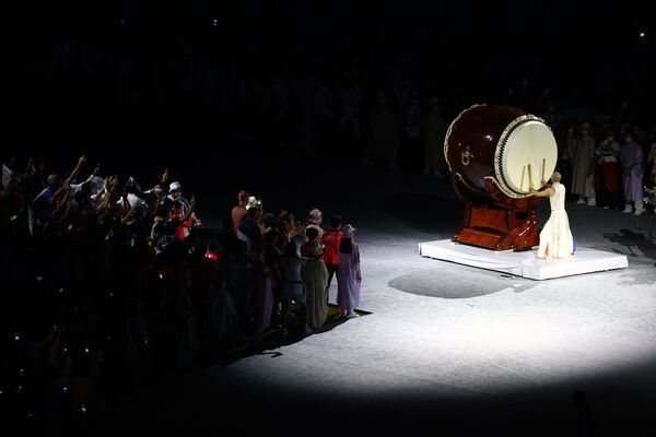 Традиционные японские барабаны на Национальном олимпийском стадионе в Токио.  - Sputnik Латвия