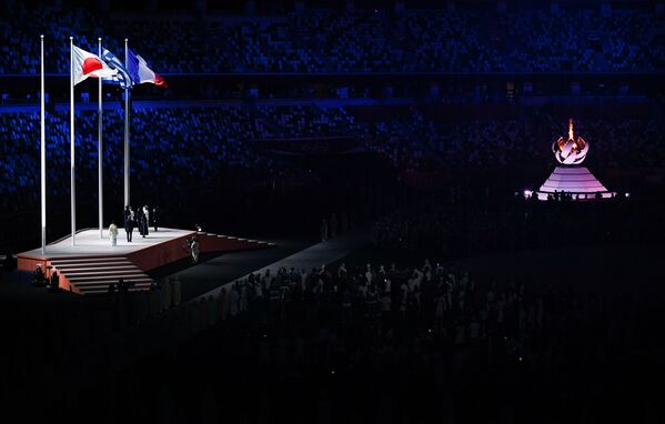 Поднятые флаги Японии, Греции и Франции на торжественной церемонии закрытия XXXII летних Олимпийских игр в Токио - Sputnik Латвия