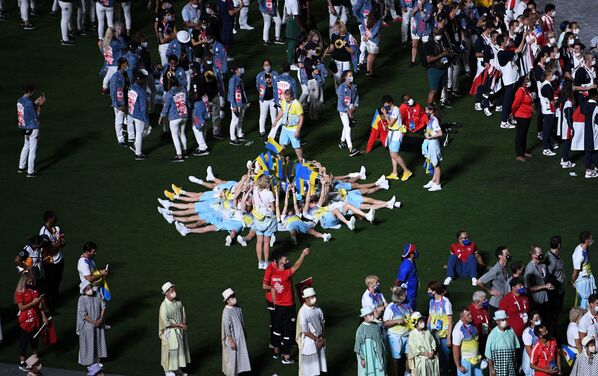 Спортсмены сборной Украины на торжественной церемонии закрытия XXXII летних Олимпийских игр в Токио на Национальном олимпийском стадионе. - Sputnik Латвия