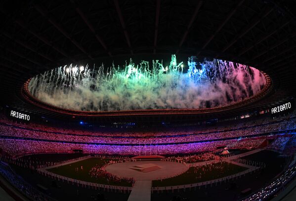 Салют на торжественной церемонии закрытия XXXII летних Олимпийских игр в Токио на Национальном олимпийском стадионе - Sputnik Латвия