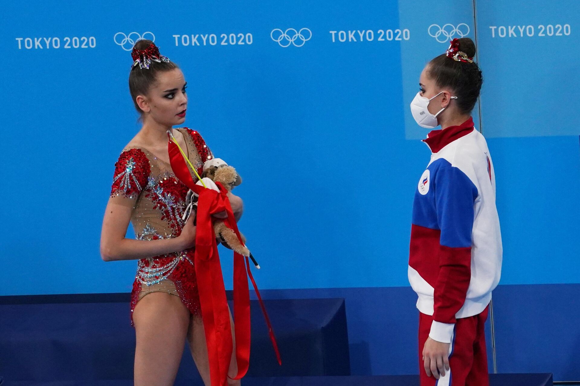 Российские гимнастки Дина (слева) и Арина Аверины на Олимпиаде в Токио - Sputnik Латвия, 1920, 09.08.2021