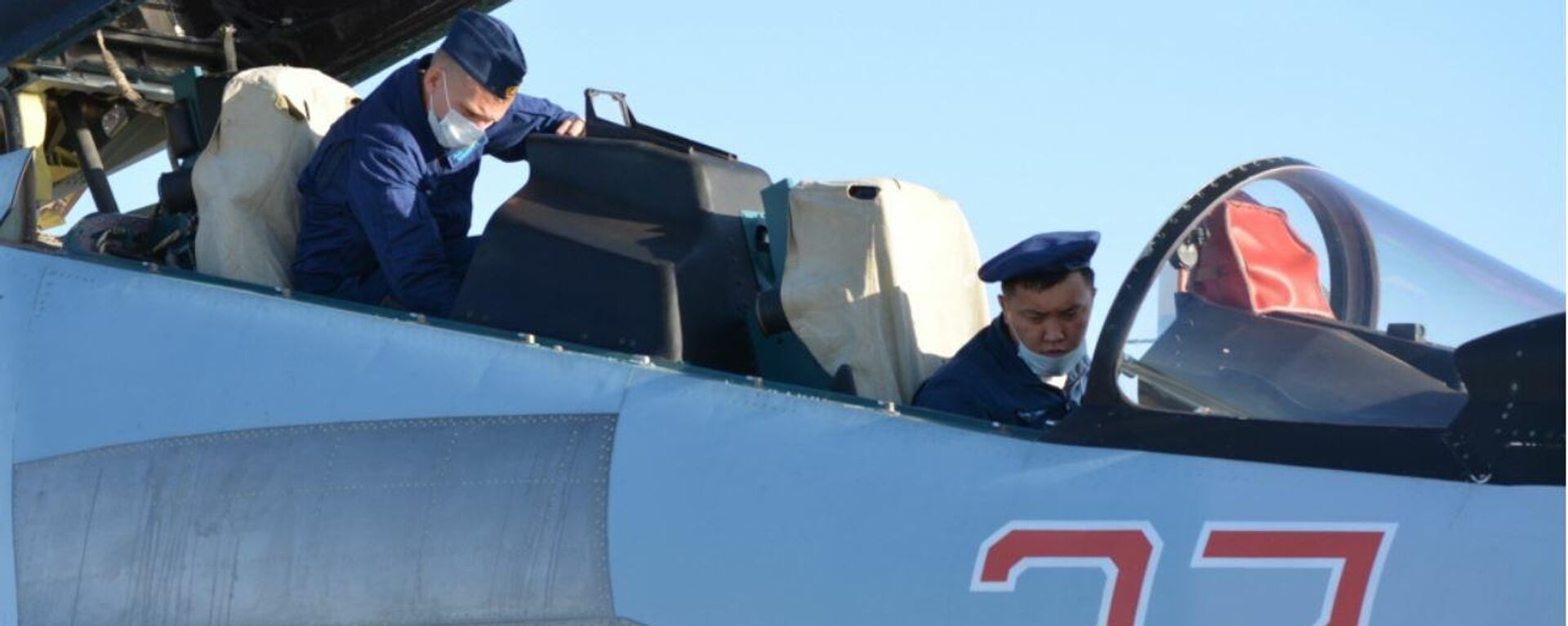 Экипажи истребителей Су-30СМ ВКС РФ провели совместную летную тренировку с летчиками ВВС Армии Китая - Sputnik Латвия, 1920, 09.08.2021
