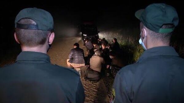 Агентство Reuters поделилось видеозаписью происходящего на латвийско-белорусской границе - Sputnik Латвия