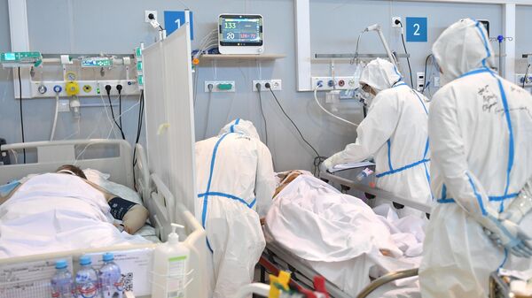 Медицинские работники в палате реанимации и интенсивной терапии госпиталя для больных COVID-19 - Sputnik Латвия