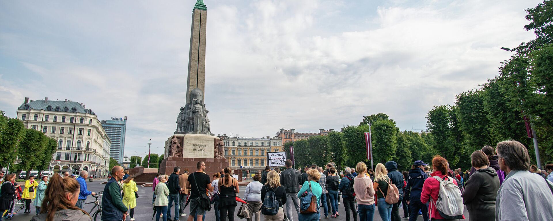 Несколько сотен человек собрались у памятника Свободы на акцию протеста против принудительной вакцинации - Sputnik Латвия, 1920, 14.08.2021