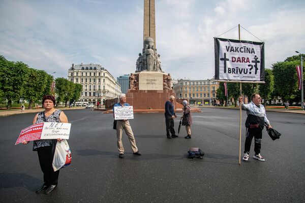 Собравшиеся у памятника Свободы в Риге протестуют против обязательной вакцинации и вакцинации детей с шести лет. - Sputnik Латвия
