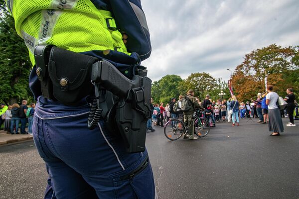 Полицейский следит за порядком в ходе протеста против обязательной вакцинации, которая прошла возле памятника Свободы в Риге. - Sputnik Латвия