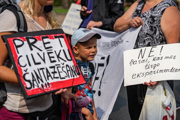 Люди протестуют против обязательной вакцинации от COVID-19.  - Sputnik Латвия