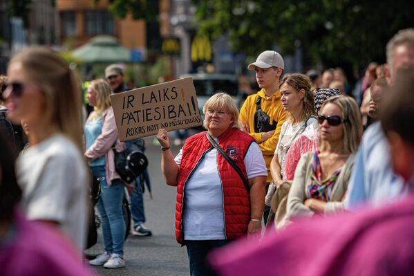 Людей всех возрастов объединила акция протеста против обязательной вакцинации от коронавируса.  - Sputnik Латвия
