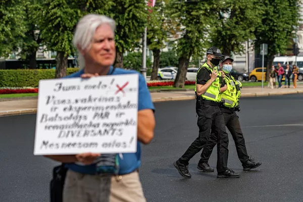 Полицейские следили за порядком на акции протеста против обязательной вакцинации в Риге. - Sputnik Латвия
