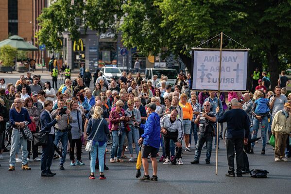 Сотни людей в Риге вышли заявить о том, что они не желают, чтобы их принуждали к вакцинации от COVID-19. - Sputnik Латвия