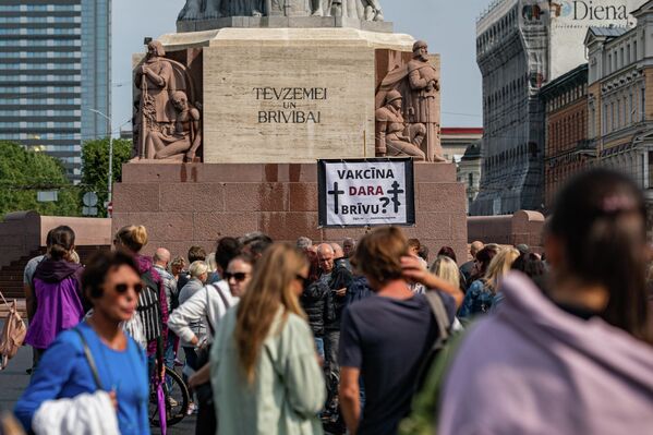 Несколько сотен человек собрались у памятника Свободы на акцию протеста против принудительной вакцинации. - Sputnik Латвия