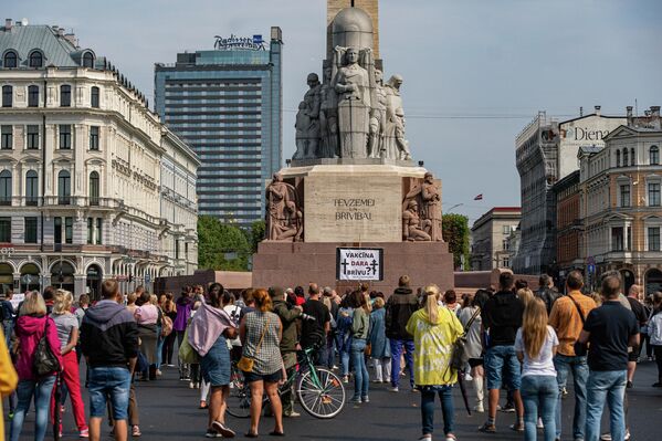 У памятника Свободы собралось порядка 300-400 человек. - Sputnik Латвия