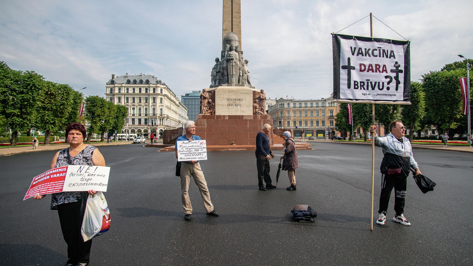 Несколько сотен человек собрались у памятника Свободы на акцию протеста против принудительной вакцинации - Sputnik Латвия, 1920, 17.08.2021