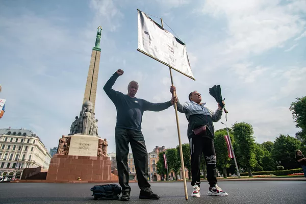 Люди пришли к памятнику Свободы в Риге на акцию протеста против принудительной вакцинации от COVID-19.  - Sputnik Латвия