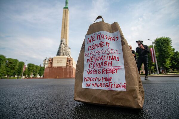Протестующие основательно подготовились к мероприятию. - Sputnik Латвия