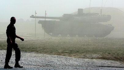 Военнослужащий на фоне французского танка Leclerc