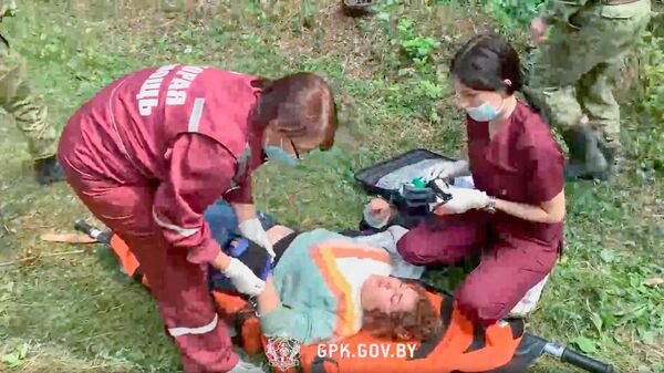 Mediķi sniedz neatliekamo palīdzību uz Latvijas un Baltkrievijas robežas aizturētājai sievietei   - Sputnik Latvija
