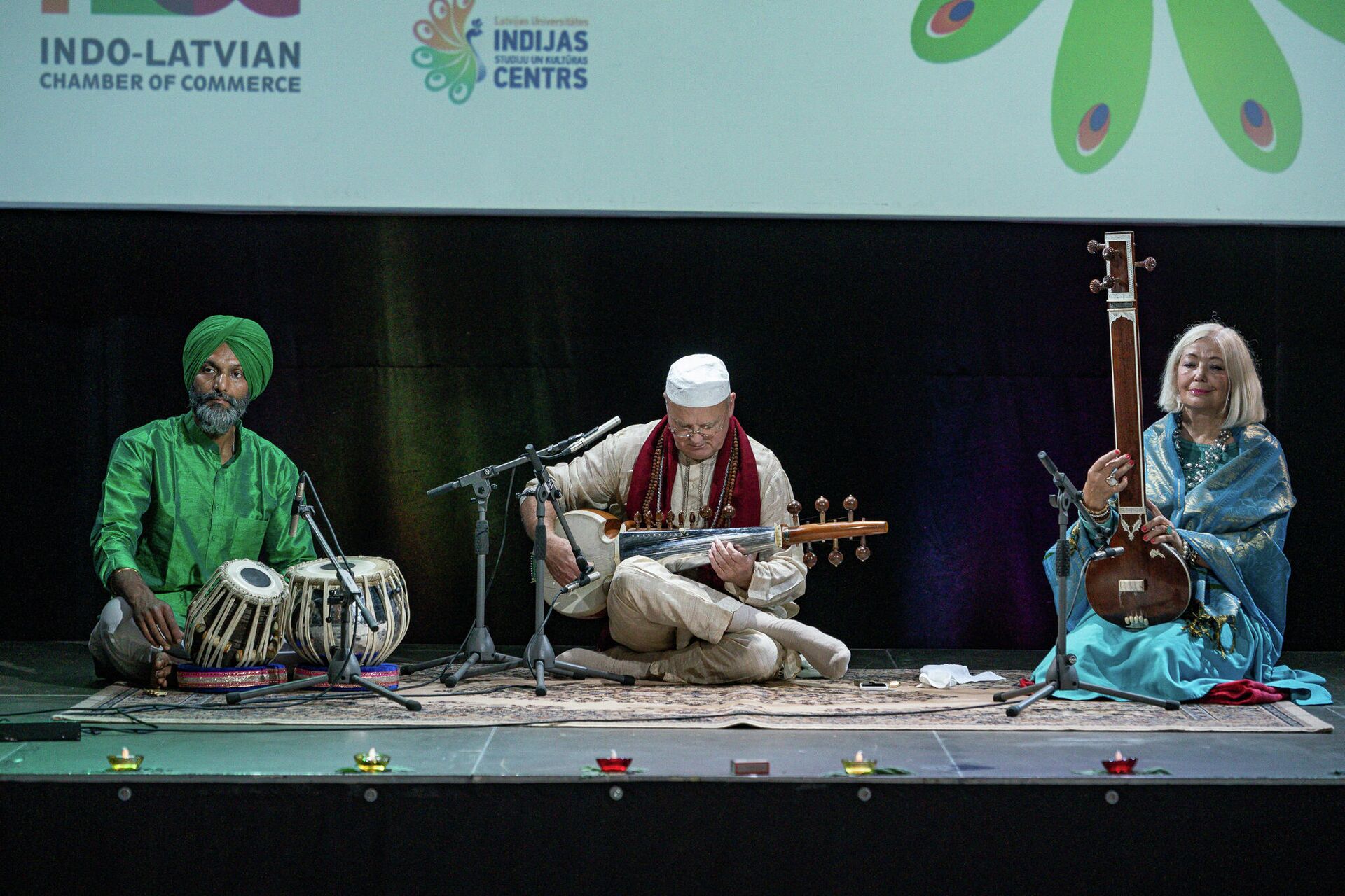 Музыкант Сергей Анцупов (в центре) исполнил народную индийскую музыку на сароде - Sputnik Латвия, 1920, 16.08.2021
