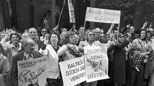 Участники антикоммунистического митинга перед зданием Президиума Верховного Совета Латвии в связи с принятием Декларации о восстановлении государственной независимости Латвийской Республики - Sputnik Латвия