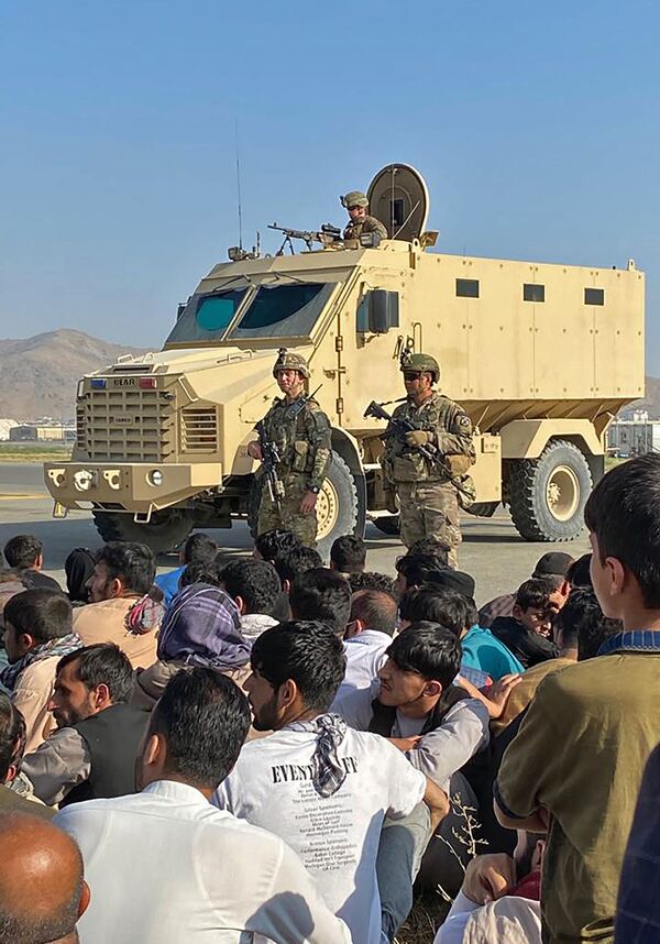 Афганские жители напротив американских солдат в аэропорту Кабула. - Sputnik Латвия