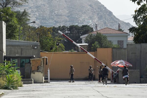 Служба безопасности у Зеленой зоны в Кабуле. - Sputnik Латвия