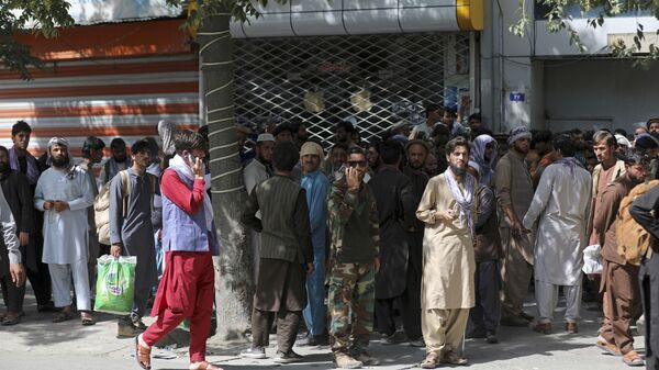 Afgāni stāv rindā pie bankas Kabulā  - Sputnik Latvija