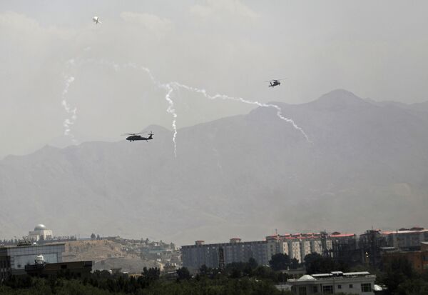 Американские военные вертолеты Black Hawk во время полета над Кабулом. - Sputnik Латвия