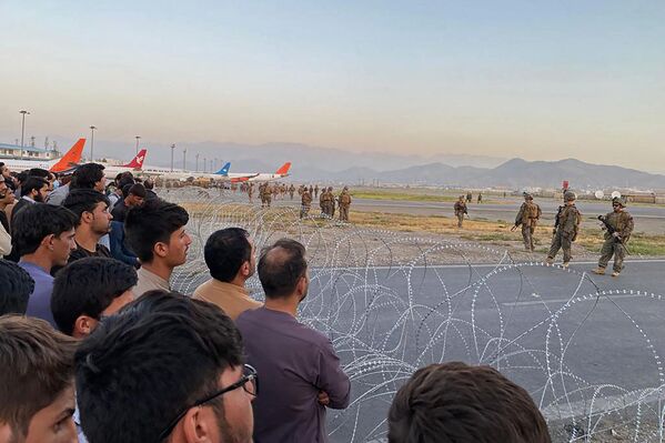 Американские солдаты в аэропорту Кабула. - Sputnik Латвия