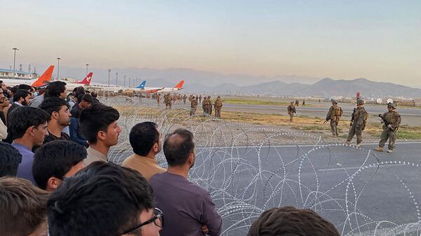 Американские солдаты в аэропорту Кабула  - Sputnik Латвия
