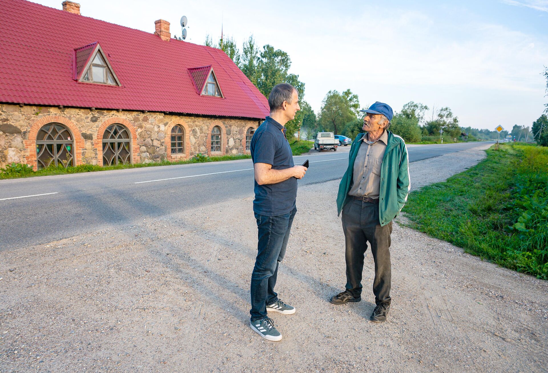 Журналист Алексей Стефанов (слева) беседует с местным жителем поселка Лауцеса - Sputnik Латвия, 1920, 21.08.2021