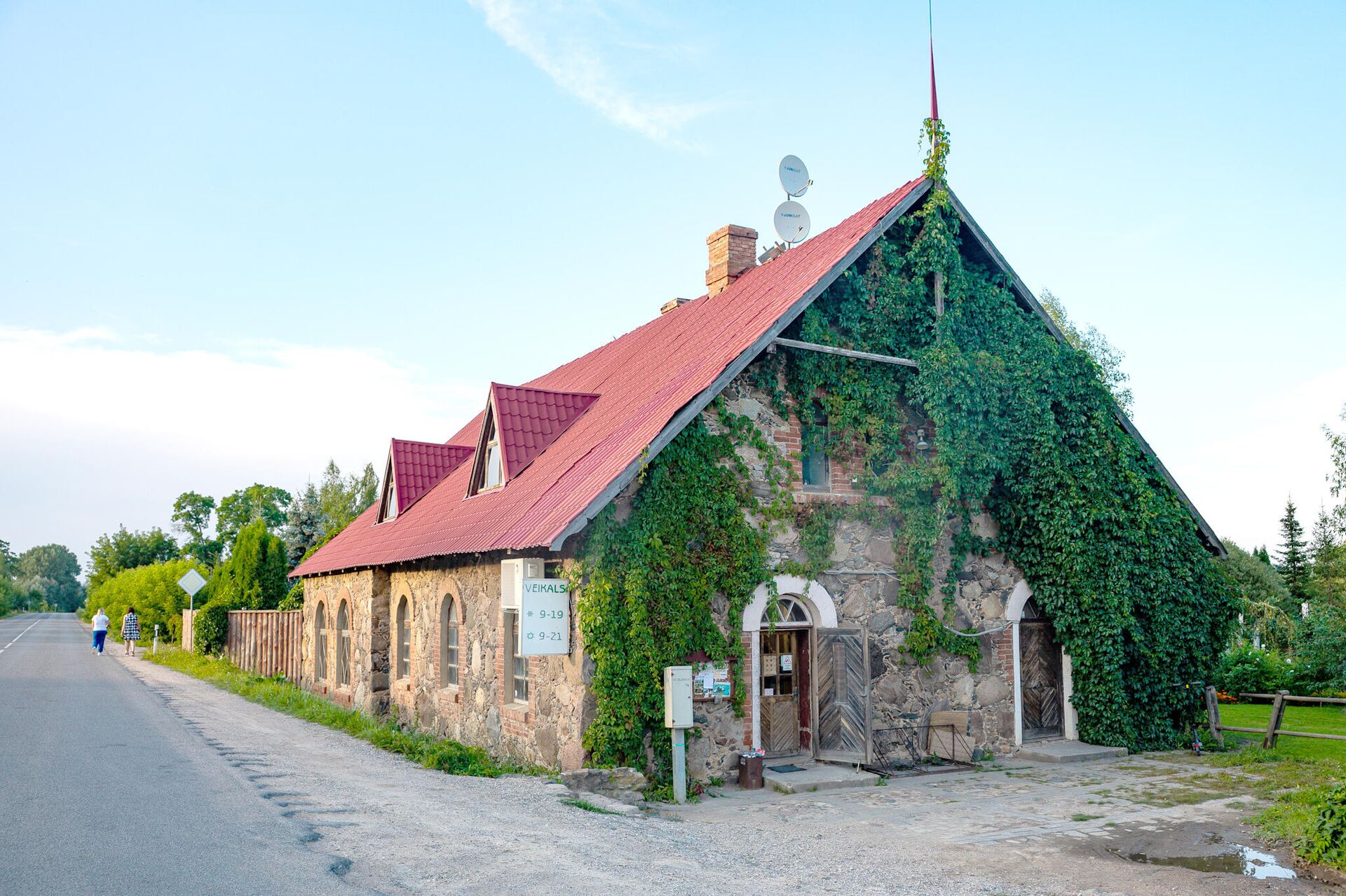 Здание магазина  в поселке Лауцеса, рядом с тем местом, где мигранты ограбили гостевой дом - Sputnik Латвия, 1920, 21.08.2021