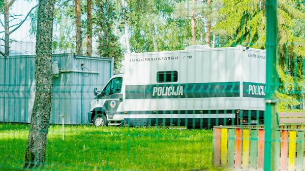 Полицейская машина для перевозки задержанных в Центре размещения беженцев в Муцениеки - Sputnik Латвия
