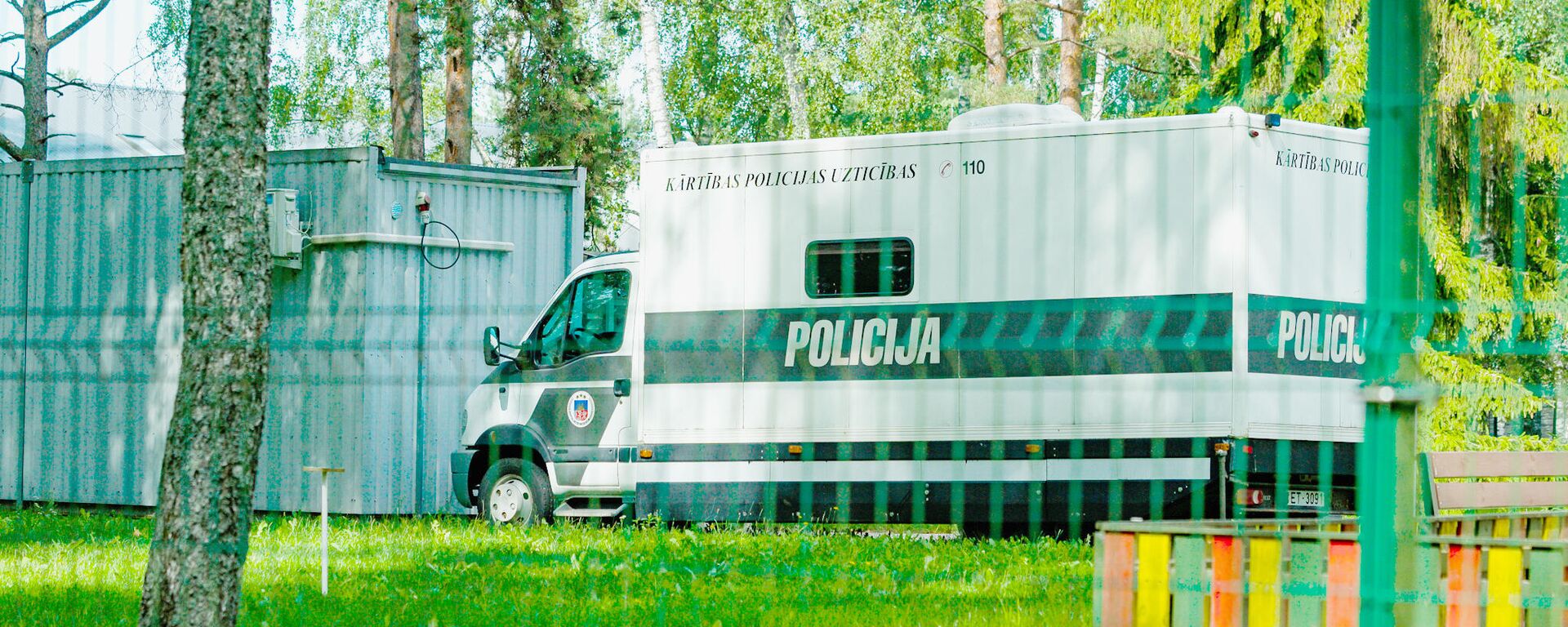 Полицейская машина для перевозки задержанных в Центре размещения беженцев в Муцениеки - Sputnik Латвия, 1920, 08.09.2021