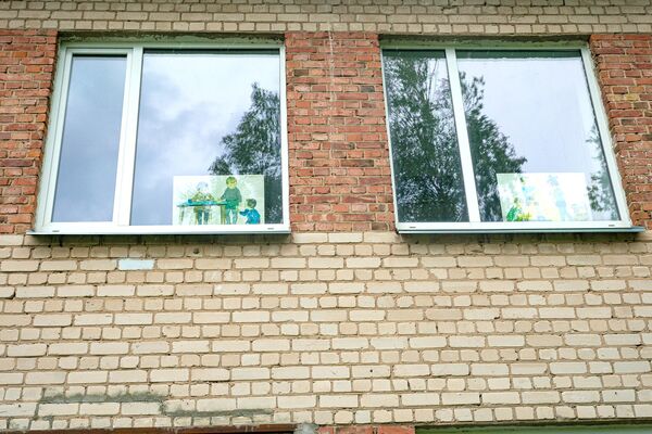 Детские плакаты в окнах начальной школе-интернате для детей с физическими и умственными нарушениями в Эзерсале, где планируют размещать мигрантов. - Sputnik Латвия