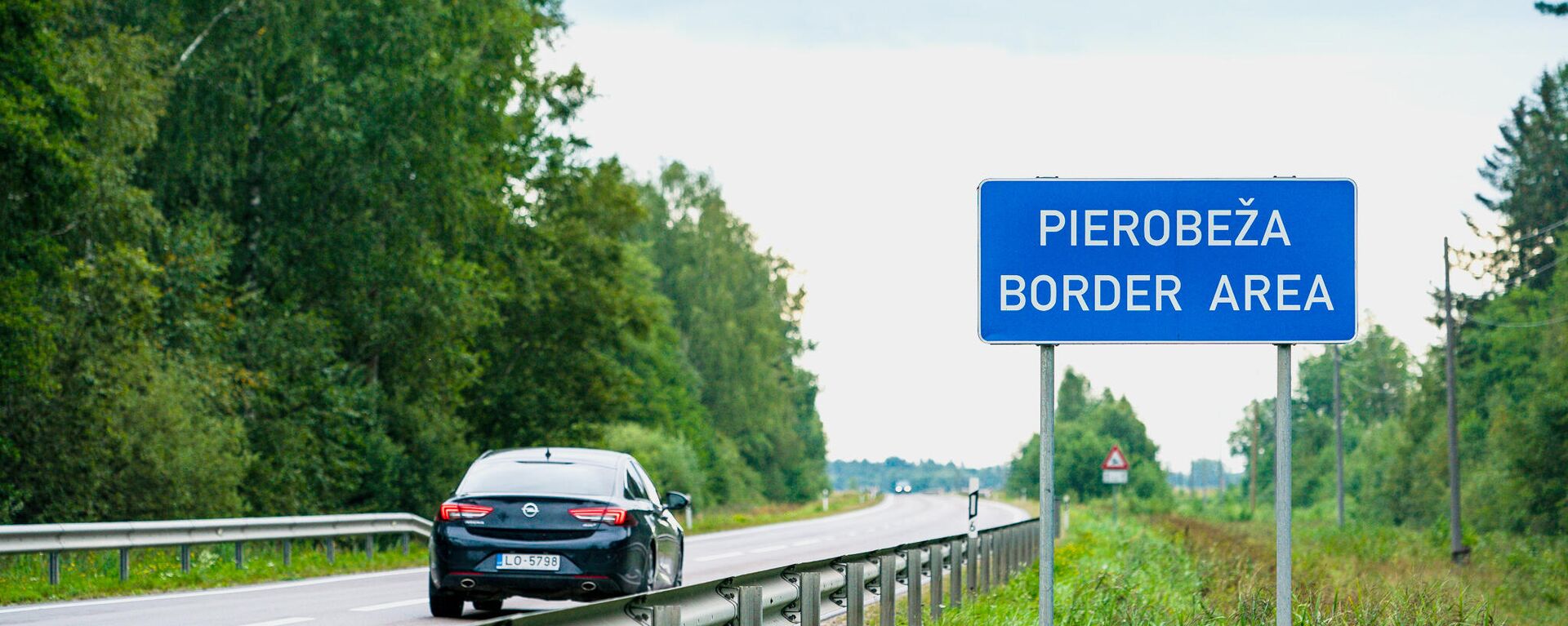 Дорожный знак Приграничная зона на дороге ведущей к российской границе - Sputnik Latvija, 1920, 25.08.2021