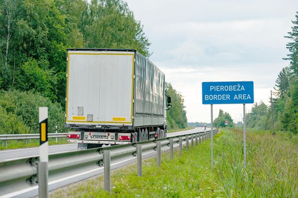 Дорожный знак &quot;Приграничная зона&quot; на дороге, ведущей к российской границе. - Sputnik Латвия