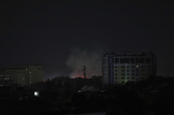 Dūmi un uguns pie ASV vēstniecības Kabulā. - Sputnik Latvija