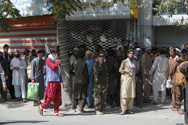 Afgāņi pie bankas Kabulā. - Sputnik Latvija