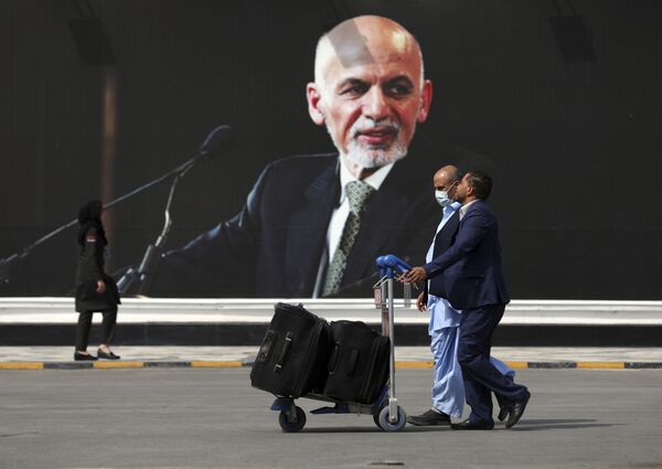 Pasažieri dodas uz izlidošanas zonu Starptautiskajā Kabulas lidostā. - Sputnik Latvija