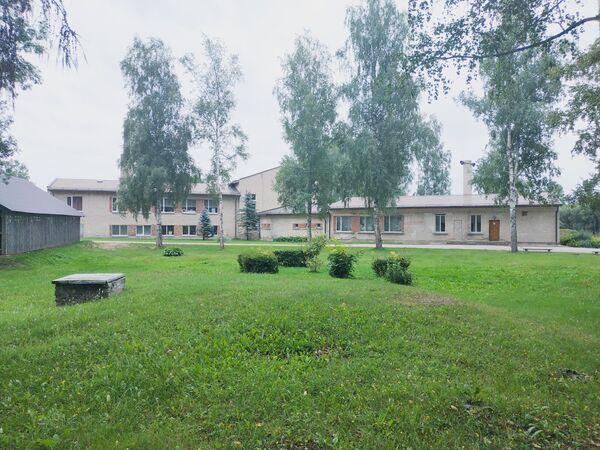 Территория начальной школы-интерната для детей с физическими и умственными нарушениями в Эзерсале, где планируют размещать мигрантов. - Sputnik Латвия