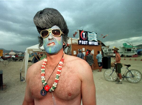 Preslija fans festivālā &quot;Burning Man&quot; ziemeļu Nevadā. Tūkstošiem cilvēku te pulcējas tuksnesī, lai svinētu pašizpausmes brīvību. - Sputnik Latvija