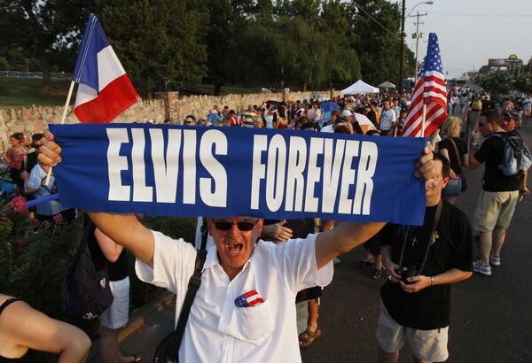 Elvisa Preslija fans Orlando Bruno gaida rindā pie Preslija kapa mūziķa nāves 30. gadadienā, 2007. gada 15. augustā, Greislendā - Sputnik Latvija
