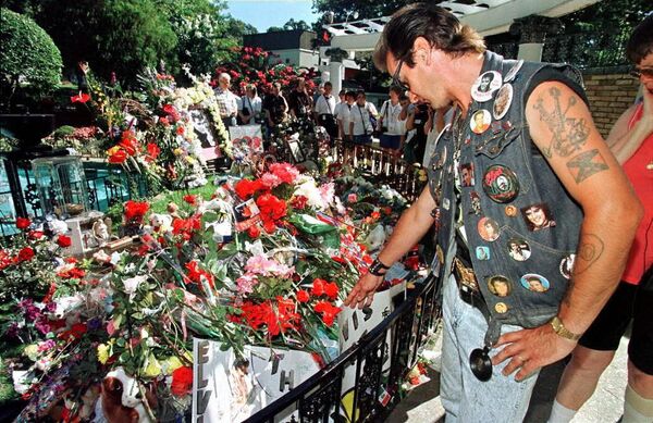 Simtiem Preslija fanu ik gadus 16. augustā atstāj ziedus un zīmītes pie leģendārā mūziķa kapa Greislendā. Ierēdņi vērtē, ka Preslija nāves 20. gadadienā apmēram 30 tūkstoši cilvēku apciemoja &quot;Karaļa&quot; kapu - Sputnik Latvija